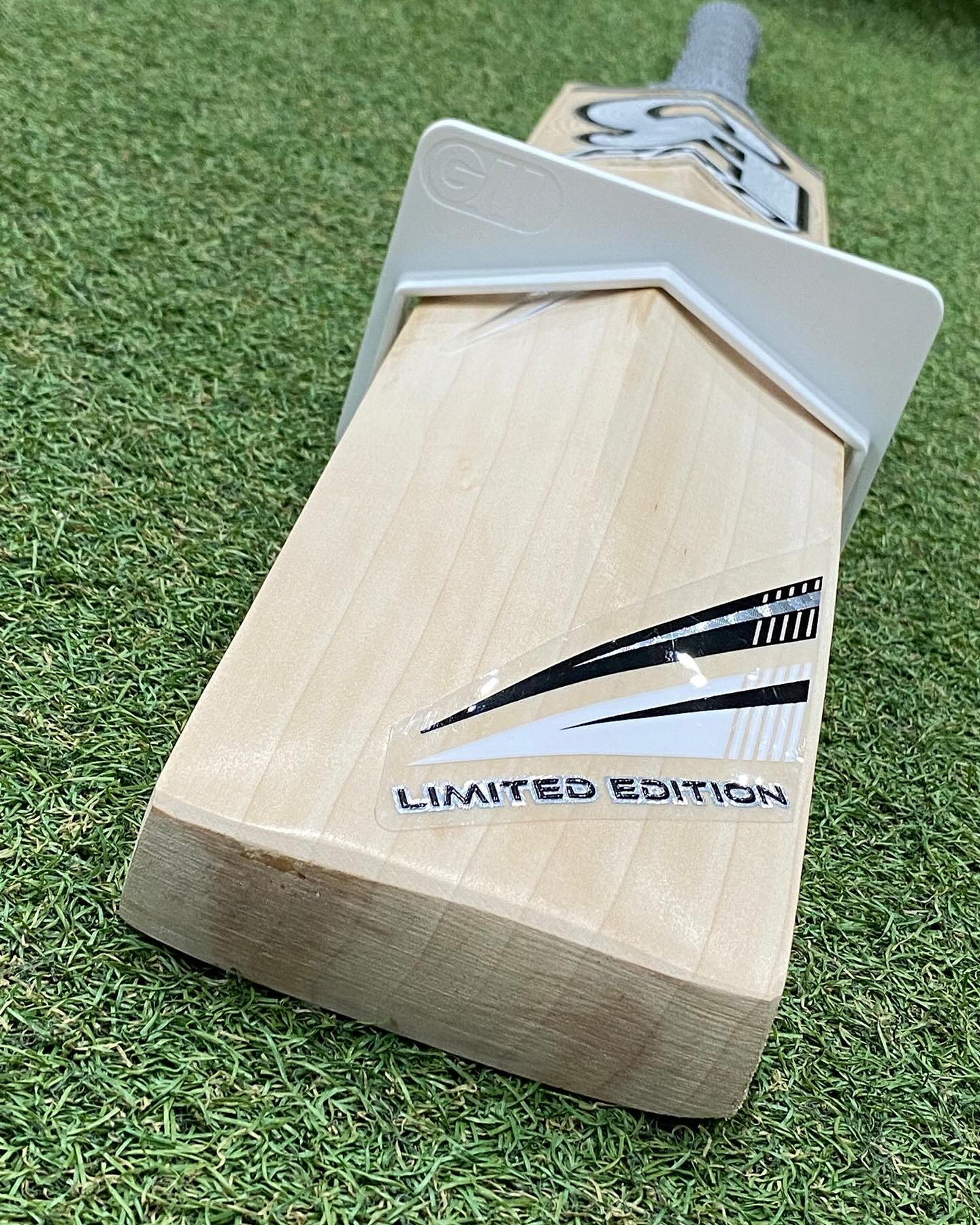 CA Pro Limited Edittion English Willow Cricket Bat Short Handel