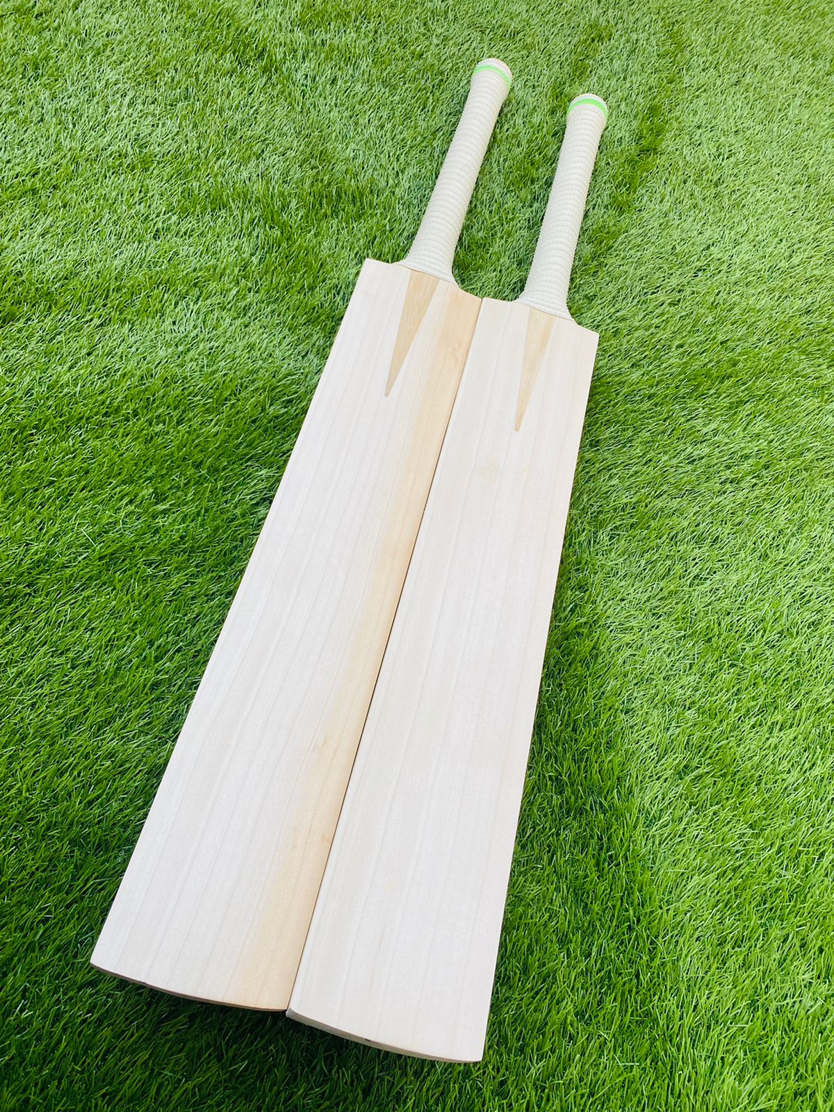 ENGLISH WILLOW PLAIN GRADE 1 CRICKET BAT SHORT HANDEL