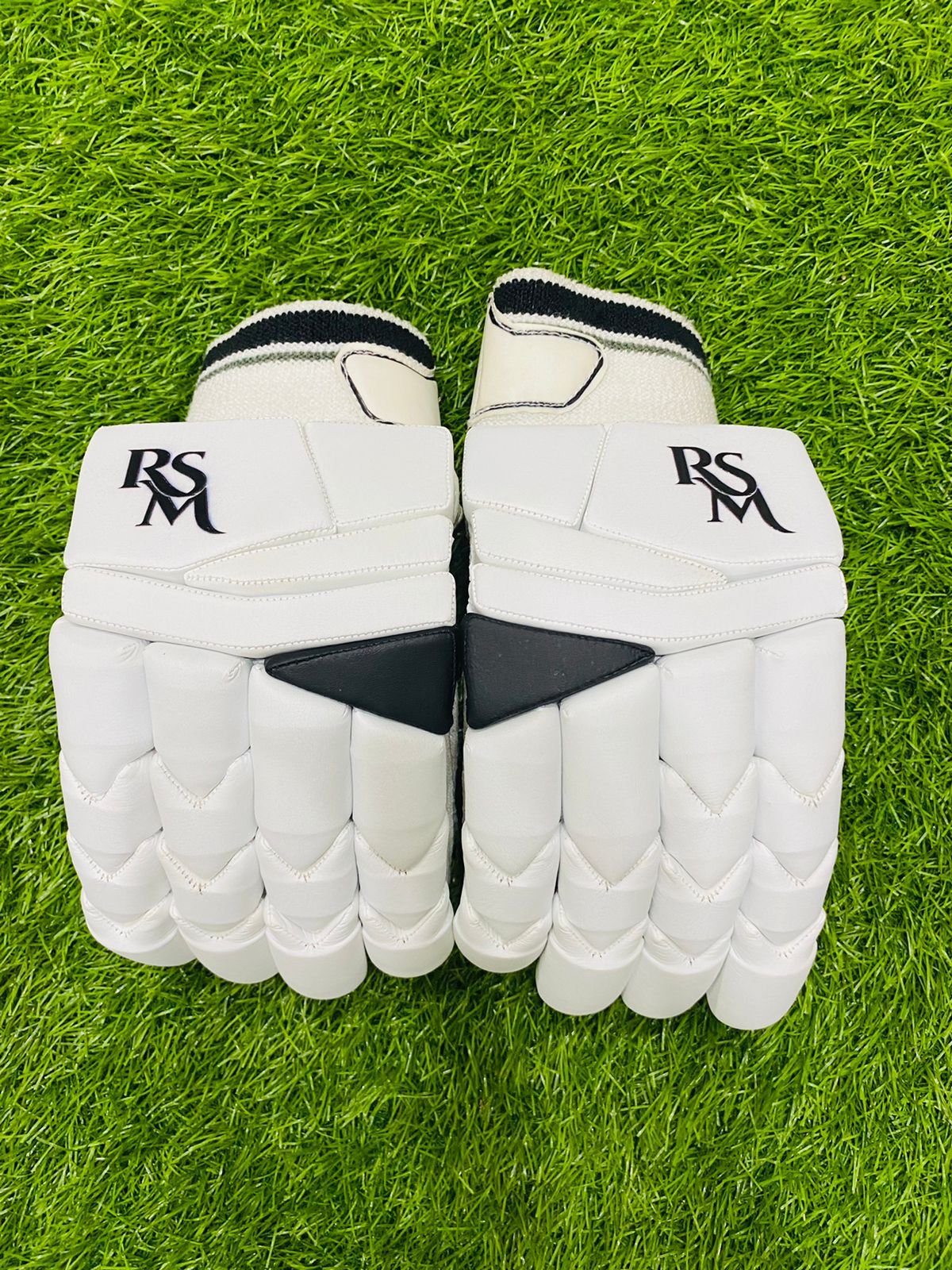 13ef7e0c-e08d-490d-aa86-5c4de314bae0.jpg RSM Cricket Batting Gloves White & Black Color Men Size - Image 2