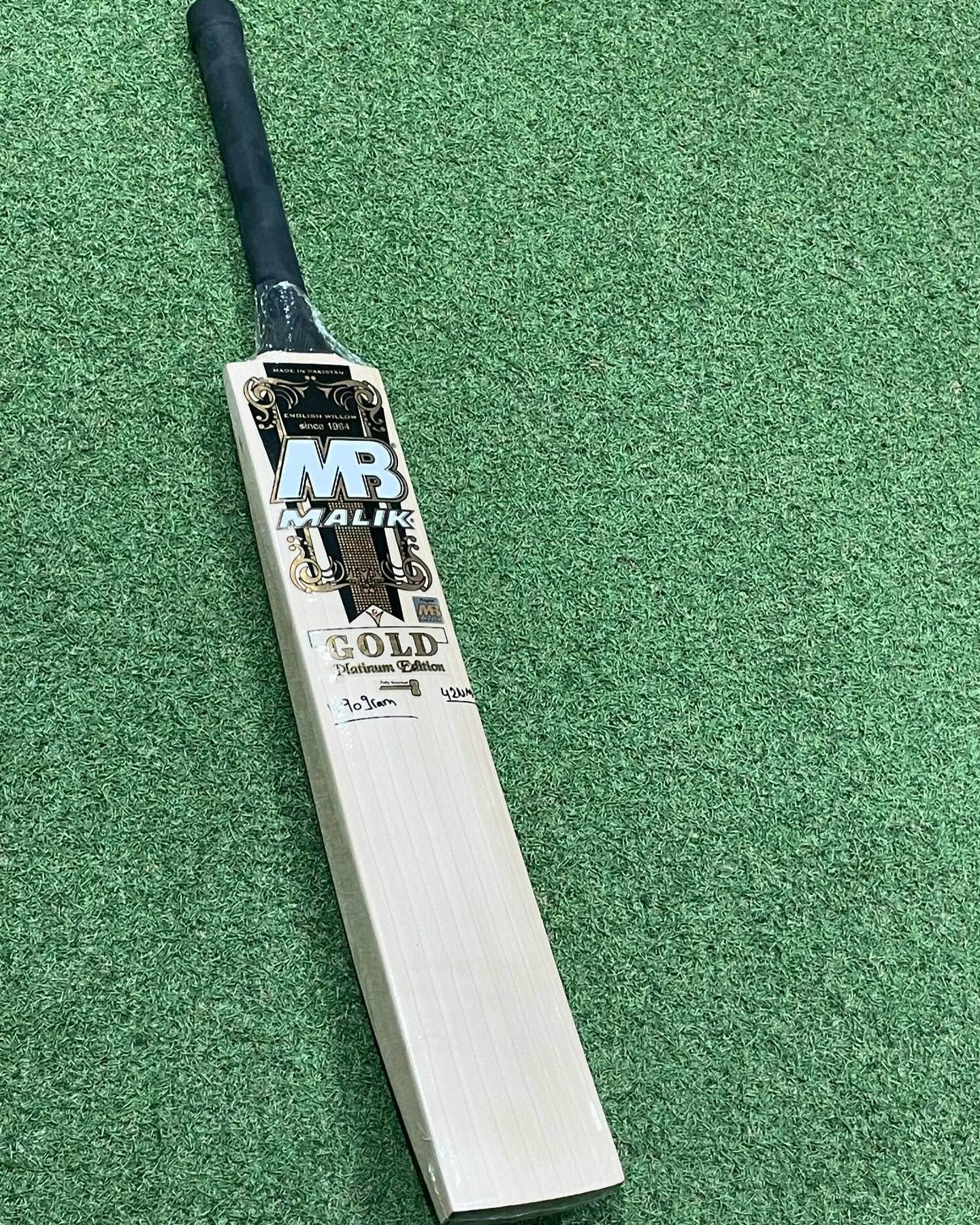 464170833_18324701320159209_3685568289795896422_n.jpg MB Malik Gold Platinum English Willow Short Handel Bat