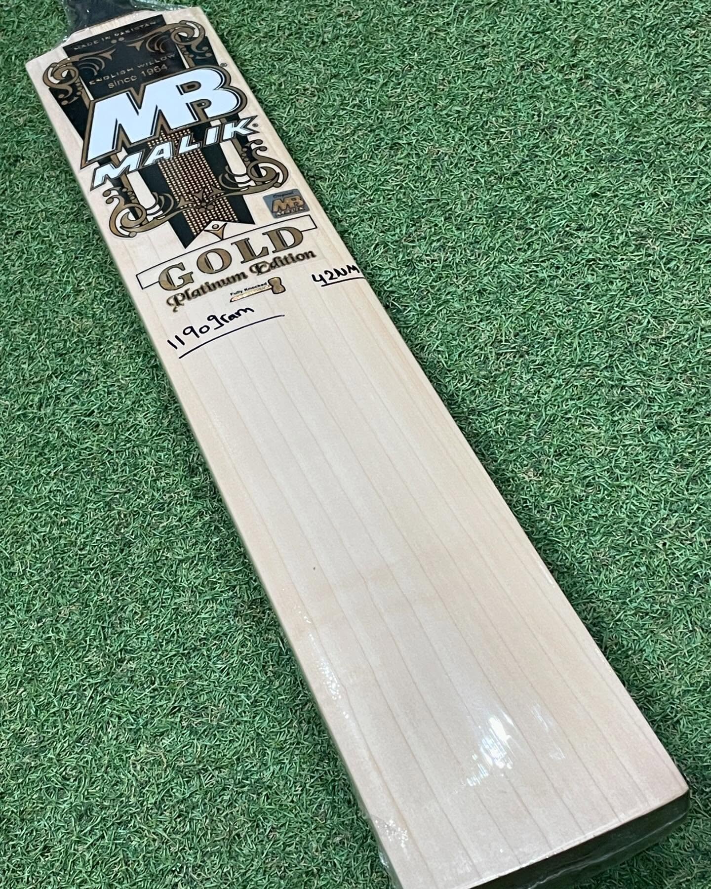 464322610_18324701329159209_8737922836077181009_n.jpg MB Malik Gold Platinum English Willow Short Handel Bat - Image 3