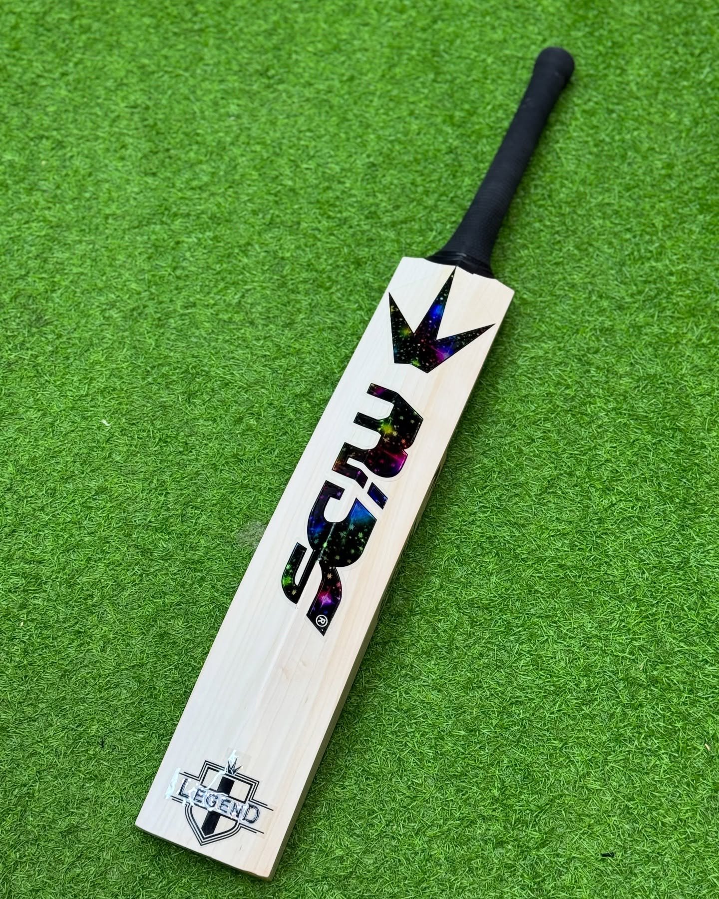 483931539_18090390436561995_2895013334486457290_n.jpg MIDS LEGEND ENGLISH WILLOW CRICKET BAT - Image 2