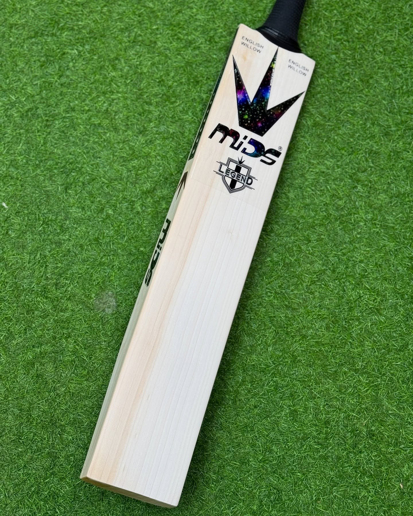 483948214_18090390406561995_7254466722993947902_n.jpg MIDS LEGEND ENGLISH WILLOW CRICKET BAT
