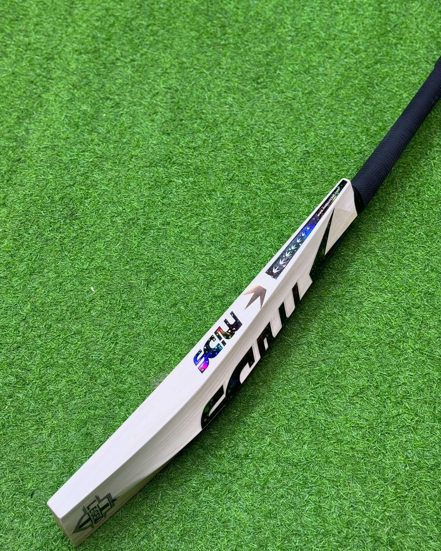 484150790_18090390415561995_8694334489958916395_n.jpg MIDS LEGEND ENGLISH WILLOW CRICKET BAT - Image 3