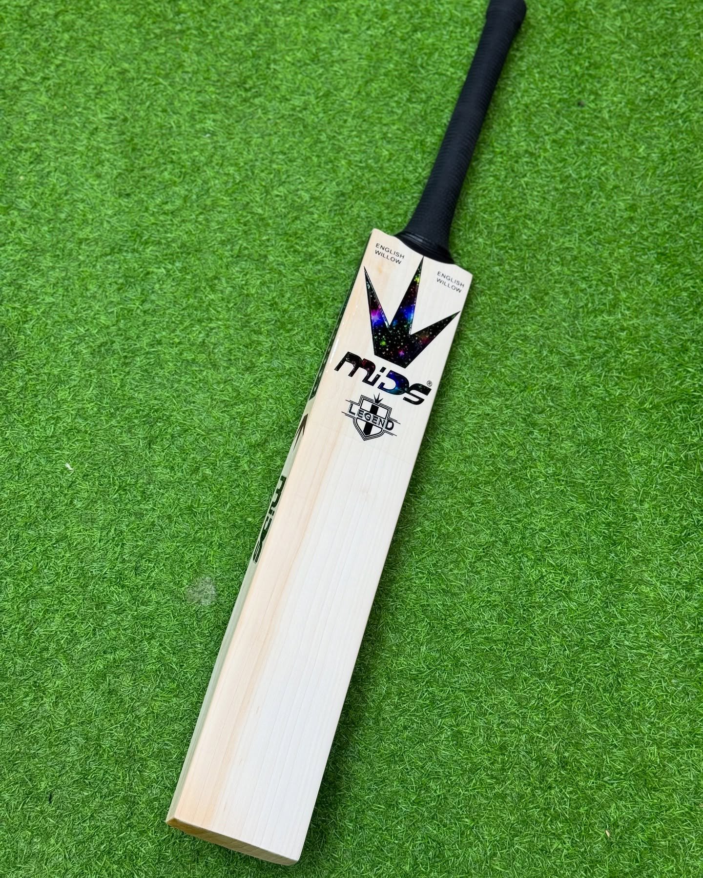 484213116_18090390394561995_7388728716841475079_n.jpg MIDS LEGEND ENGLISH WILLOW CRICKET BAT - Image 4