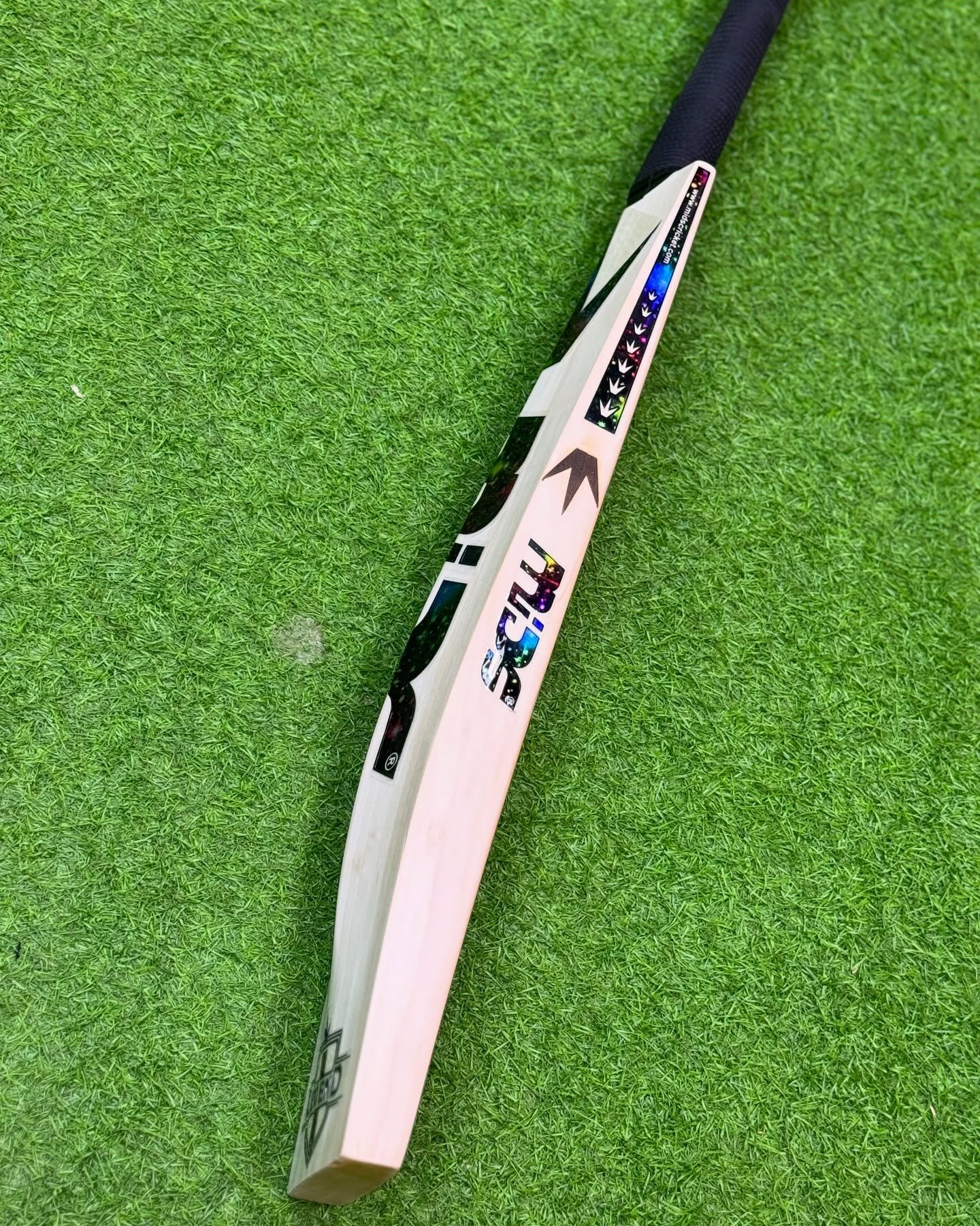484565800_18090390424561995_2797747089018998255_n.jpg MIDS LEGEND ENGLISH WILLOW CRICKET BAT - Image 5