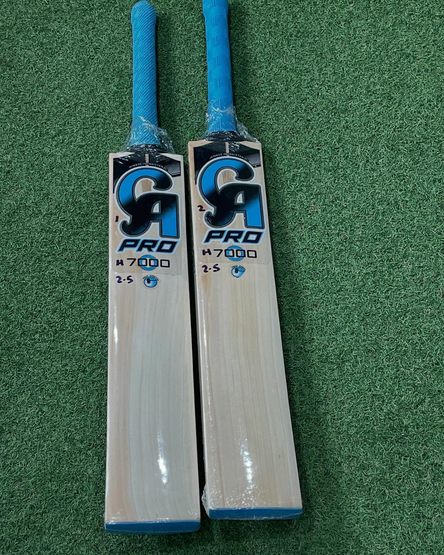 491418772_18345228010159209_6534383676601567097_n.jpg CA PRO 7000 ENGLISH WILLOW CRICKET BAT - Image 2