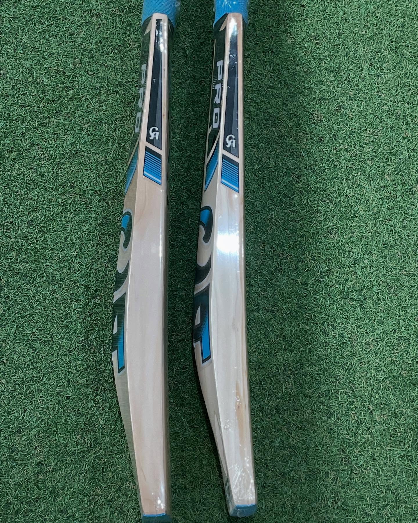 491452841_18345228037159209_2139972582536126846_n.jpg CA PRO 7000 ENGLISH WILLOW CRICKET BAT - Image 4