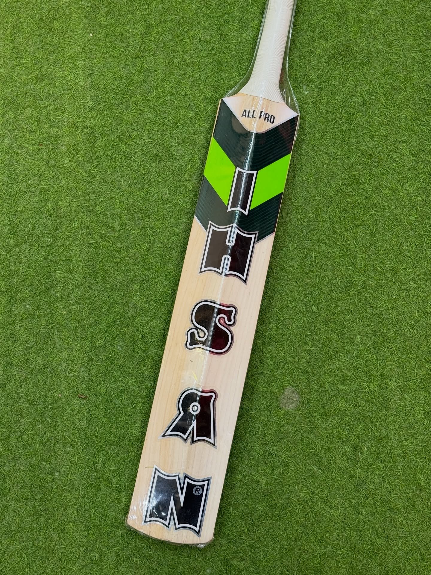 567147993_18111796297561995_4991160980561336834_n.jpg Ihsan All Pro Classic Cricket Bat - Image 2