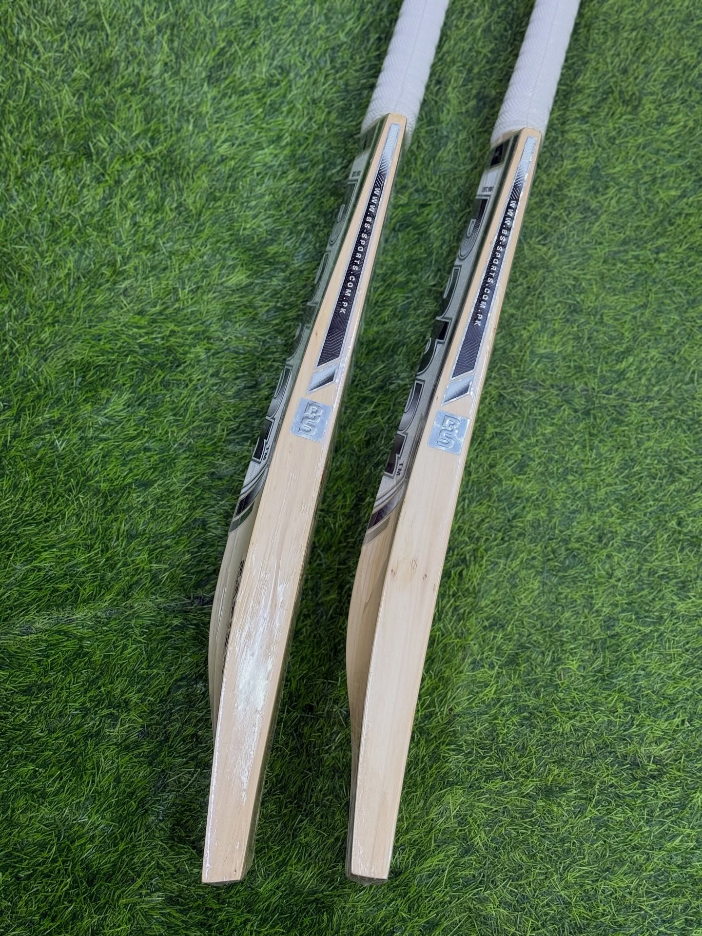 568685332_18112352560561995_4650899331420452290_n.jpg BS Rapid 50 English Willow Cricket Bat Short Handel - Image 3
