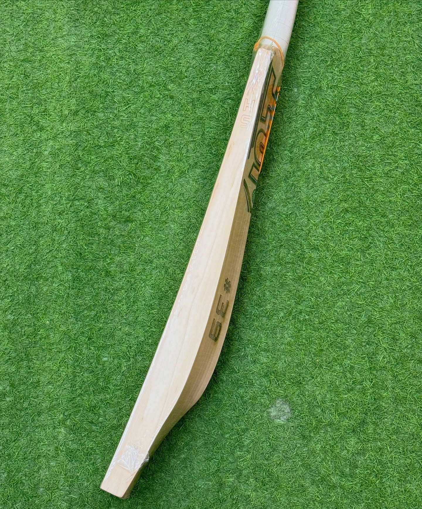 571081609_18113107660561995_73046560441651949_n.jpg HS ULTRA English Willow Short Handel Cricket Bat - Image 4