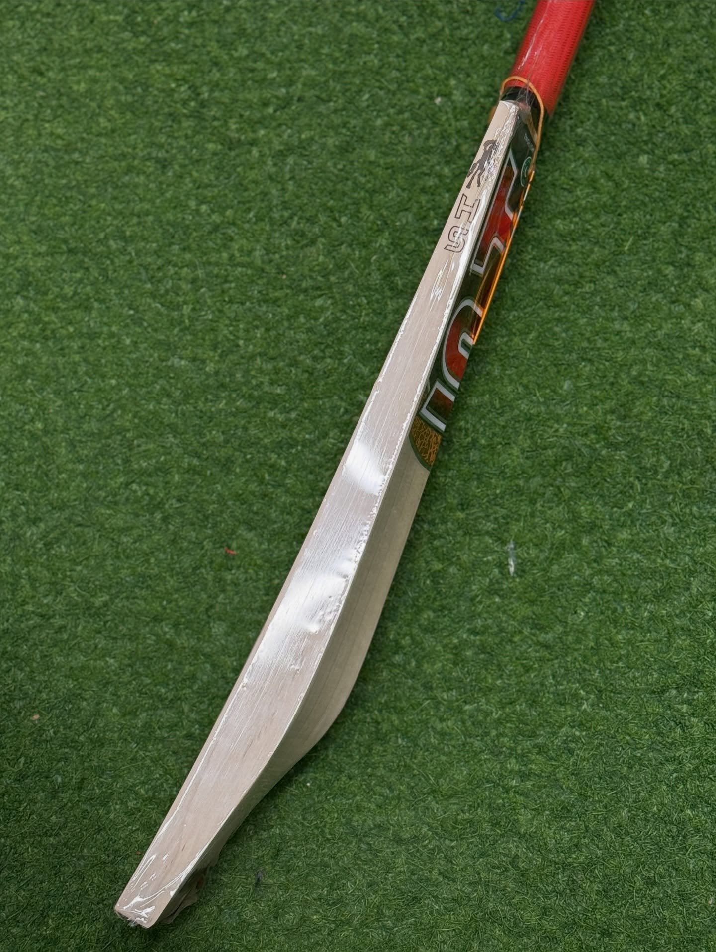 583500559_18114821350561995_6737356874670610069_n.jpg HS Core 5 English Willow Cricket Bat Short Handel - Image 4