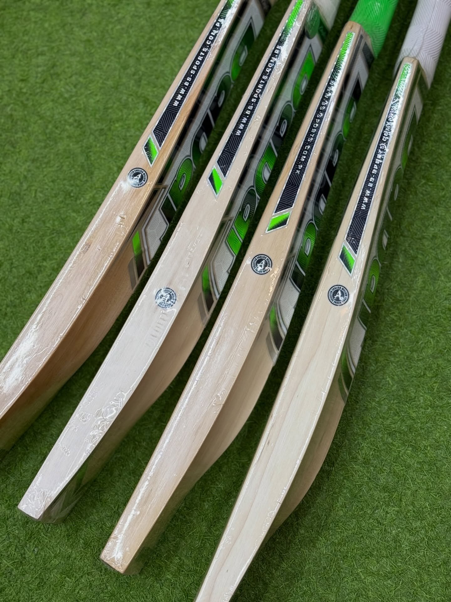 587601169_18115405822561995_9109974190401206749_n.jpg BS Rapid 60 English Willow Cricket Bat Short Handel - Image 4