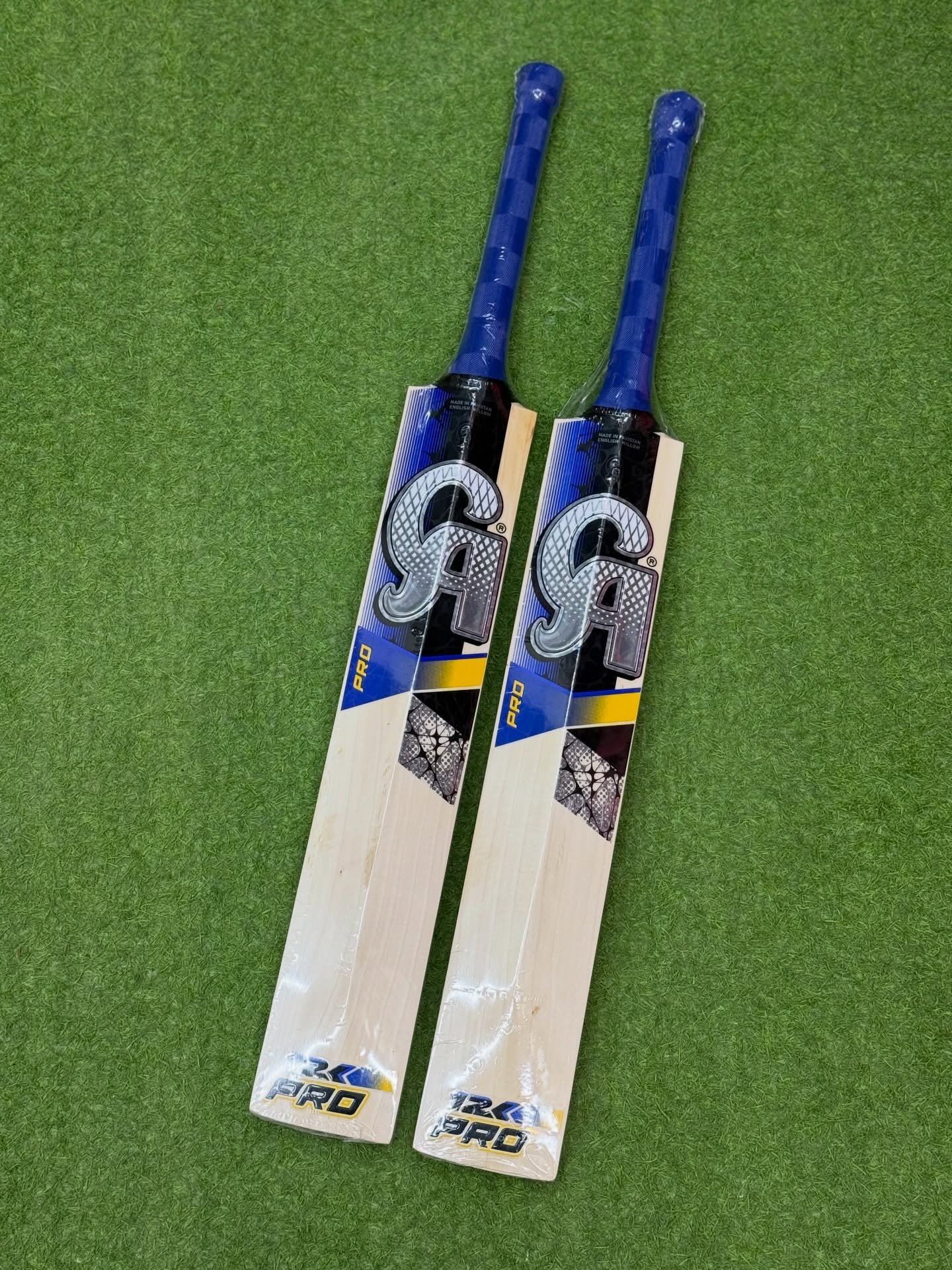 588968650_18116191003561995_5280173667459495692_n.jpg CA PRO 12000 ENGLISH WILLOW CRICKET BAT SHORT HANDEL - Image 2