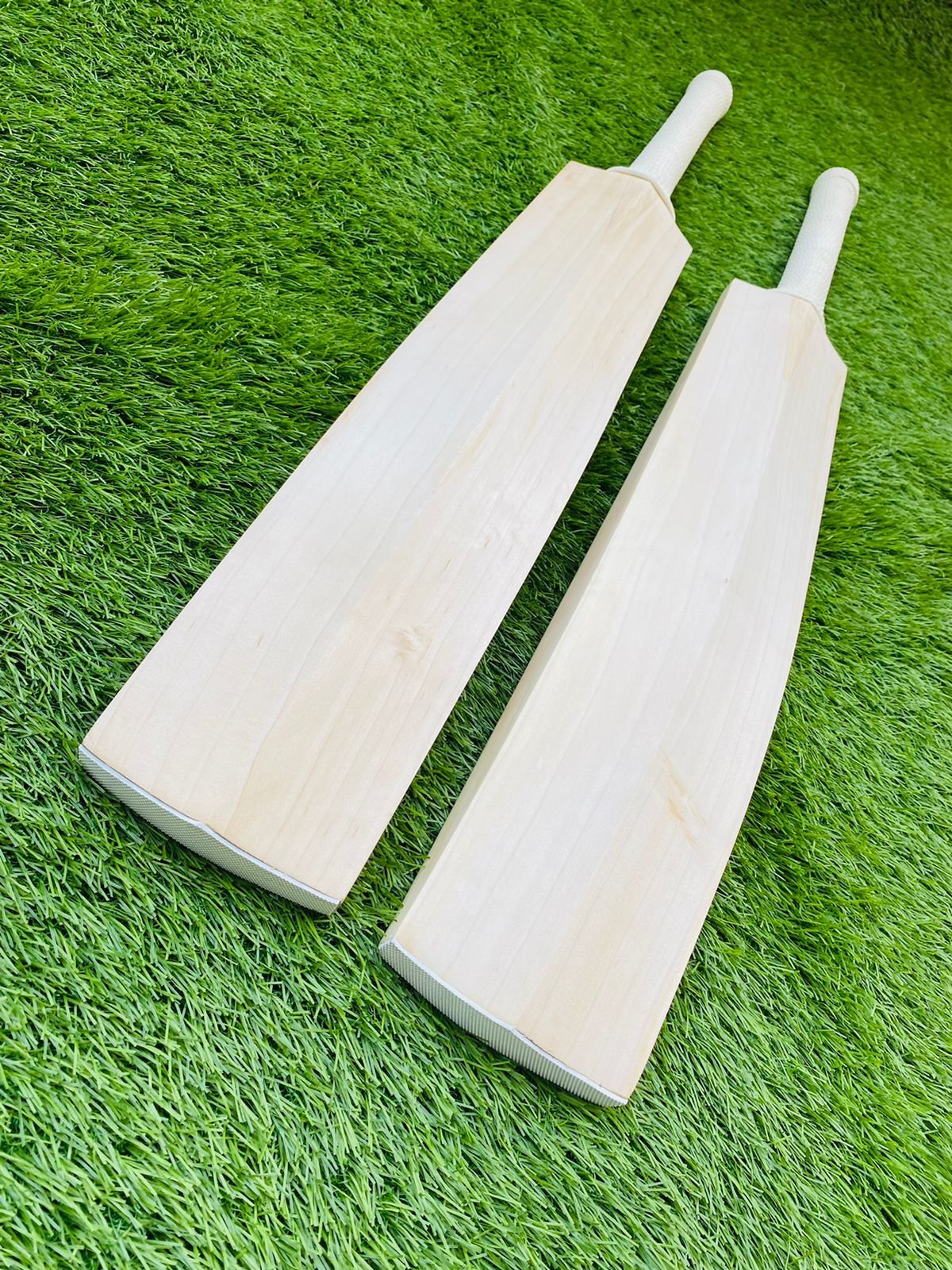 6d54d2a6-d99d-44c6-aa56-c9abdc18a7e0.jpg ENGLISH WILLOW PLAIN GRADE 1 CRICKET BAT SHORT HANDEL - Image 3
