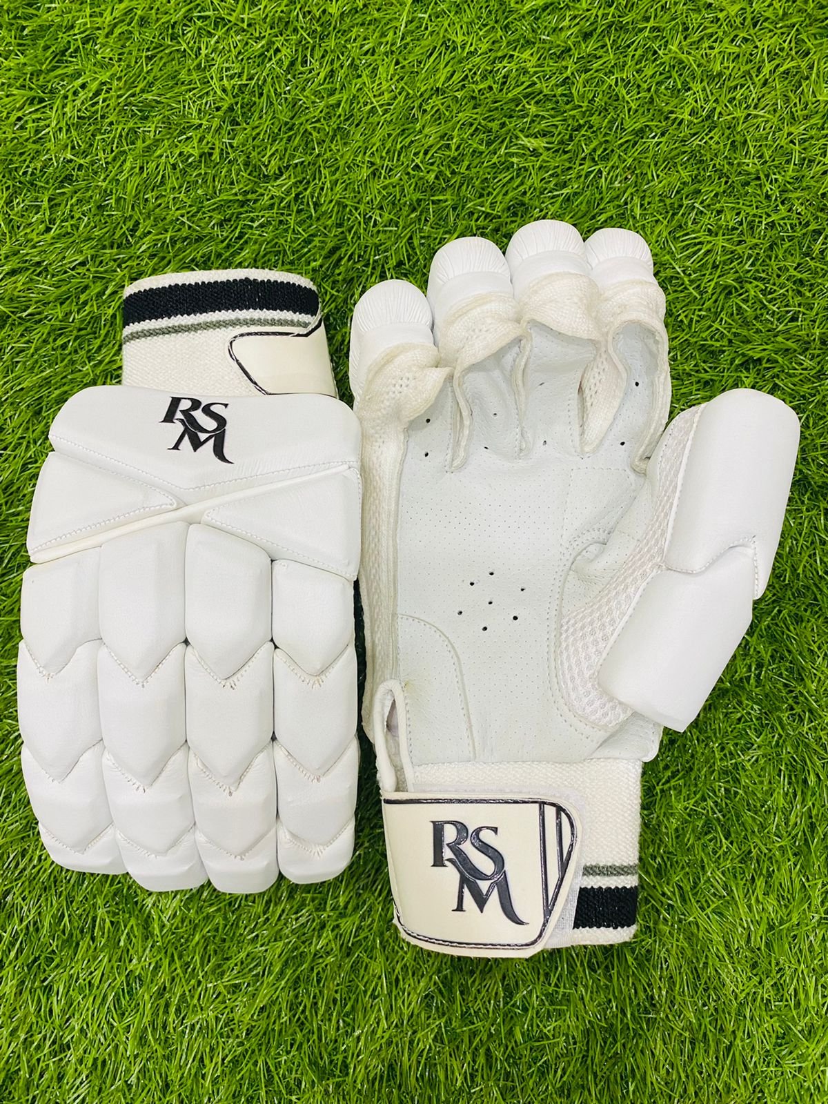 7105cffd-603f-4c20-a6cf-3d2c5870e649.jpg RSM Cricket Batting Gloves Black & White Color