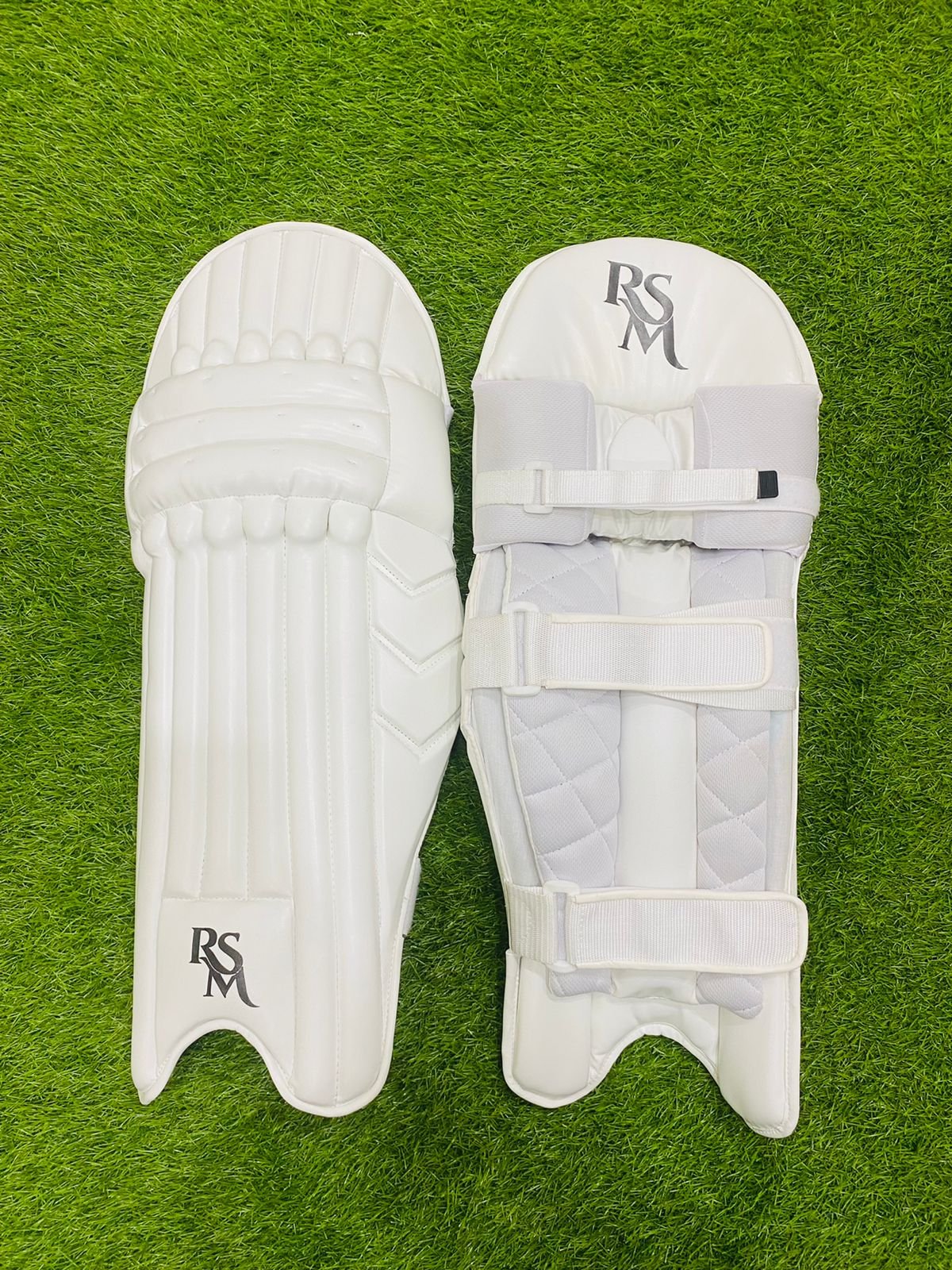 7edabb43-3176-47ff-8956-89e5a72d0439_37431a92-aafb-4e22-ab44-7edf2a0eb695.jpg RSM CRICKET LEG GUARDS MEN SIZE WHITE & BLACK COLOR - Image 2