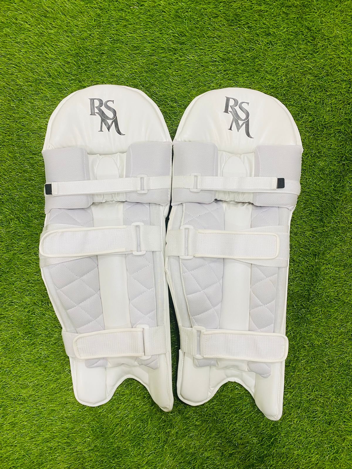 aa8a656f-0fe6-4580-a2f8-d4ddf79cd61d_68f8732a-e449-446d-a96c-3a7dc42763aa.jpg RSM CRICKET LEG GUARDS MEN SIZE WHITE & BLACK COLOR - Image 3