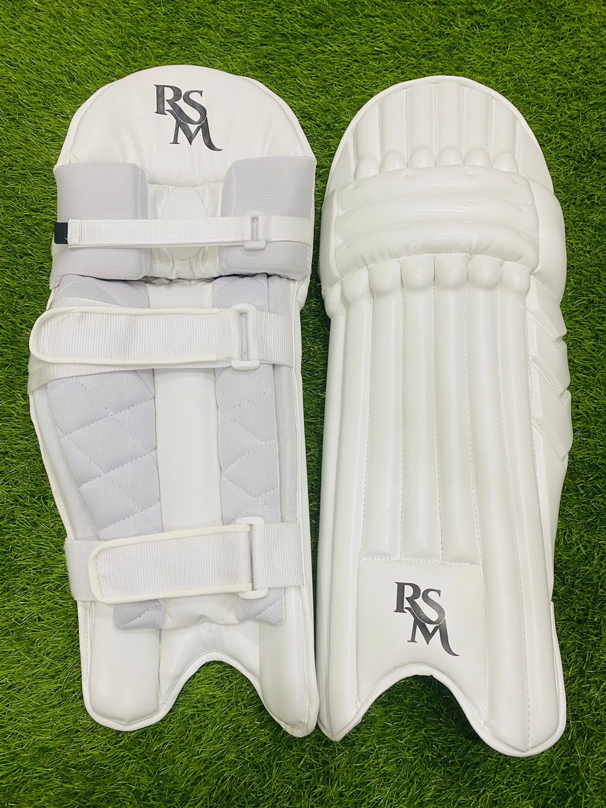 ae45f661-463c-4967-9ae5-be570e6db79b_f3e87881-9115-4dcf-b3c8-a04124525964.jpg RSM CRICKET LEG GUARDS MEN SIZE WHITE & BLACK COLOR