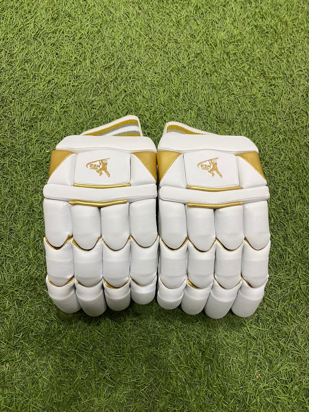 efb9dcde-d6e0-400c-aed6-dd6283f08317.jpg RSM Cricket Batting Gloves Golden White Color - Image 2